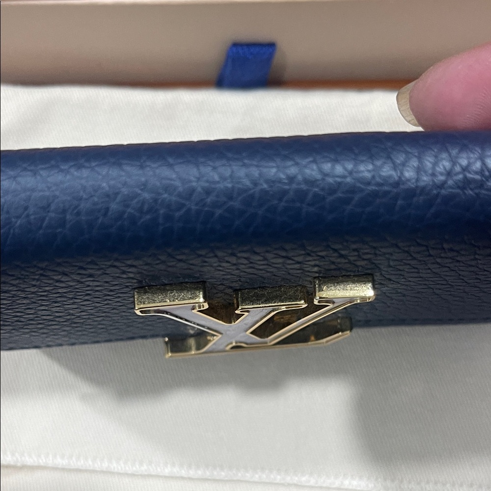 Louis Vuitton Capucines Compact
Maxi Wallet - Picture 7 of 15